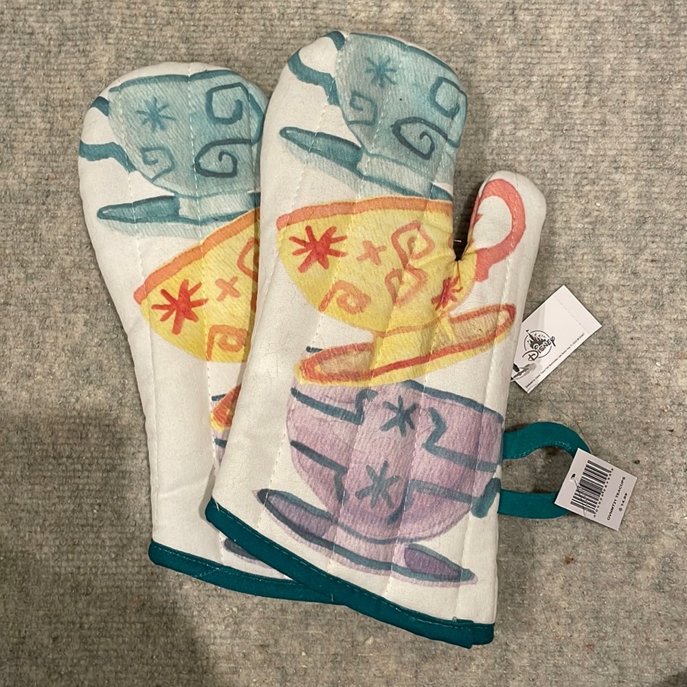 Teacup oven mitts